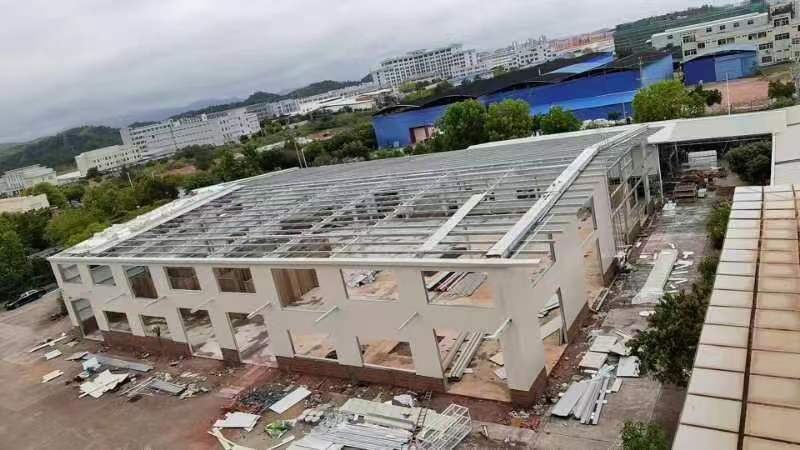 單層鋼結構建筑屋面檁條需承受的荷載有哪些?    廣州網架公司選擇廣州經緯鋼結構工程有限公司  咨詢電話:13925156722