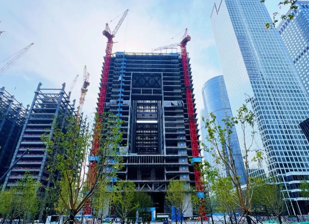 民生銀行總部大樓主體結(jié)構(gòu)全面封頂    廣東鋼結(jié)構(gòu)工程選擇廣州經(jīng)緯鋼結(jié)構(gòu)工程有限公司  咨詢電話：13925156722